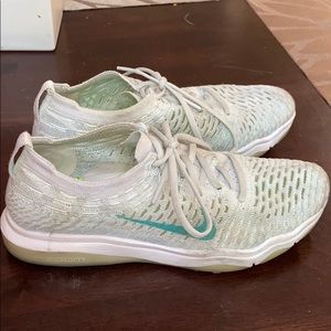 Nike Air Zoom Fearless Flyknit lux in light blue